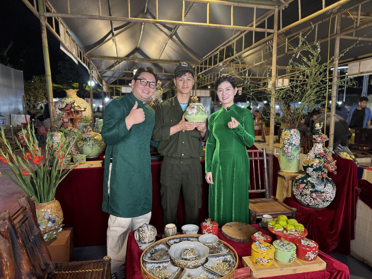 Khi nghệ nhân làng nghề bước lên không gian số, câu chuyện nghề được lan tỏa, giá trị truyền thống được gìn giữ và sản phẩm làng nghề có thêm cơ hội sống trong thời đại mới. Ảnh: NN