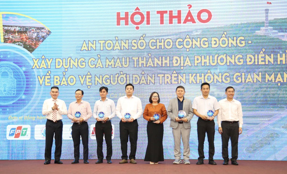 Phó Tổng Biên tập Báo Đại đoàn kết Trần Bảo Trung trao biểu trưng tri ân các nhà tài trợ gồm đại diện Tập đoàn FPT, Công ty TNHH MTV XSKT Bạc Liêu, VNPT Cà Mau, Công ty cổ phần Tin học Mi Mi và các đơn vị đồng hành. Ảnh: Thanh Tiến.