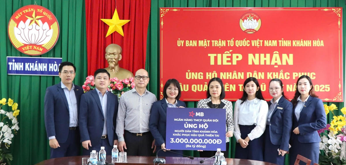 
Ngân hàng TMCP Quân đội (MB) trao 3 tỷ đồng cho Mặt trận Tổ quốc Việt Nam tỉnh Khánh Hòa, ủng hộ người dân khắc phục do mưa lũ. (ảnh X.H)
