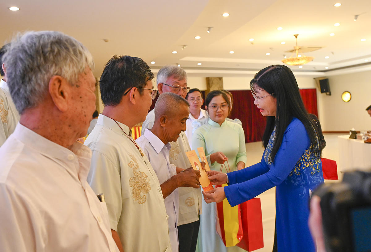 Phó Bí thư Tỉnh ủy, Chủ tịch Ủy ban MTTQ Việt Nam tỉnh An Giang Trần Thị Thanh Hương tặng quà cho đại biểu tham dự hội nghị. Ảnh Nguyễn Minh.