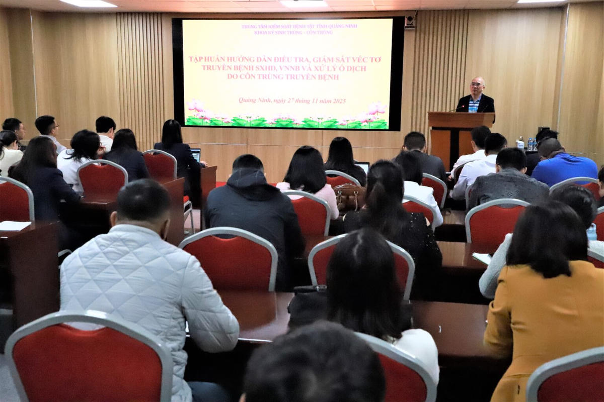 CDC Quảng Ninh đã chủ động tổ chức đợt tập huấn quy mô lớn về điều tra, giám sát véc tơ truyền bệnh và xử lý ổ dịch cho 110 cán bộ đến từ 55 trạm y tế xã, phường, đặc khu trong tỉnh. Ảnh: CDC Quảng Ninh.