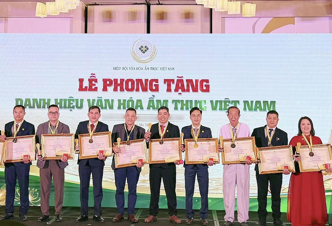 Các nghệ nhân được phong tặng. Ảnh: Nguyễn Tú.