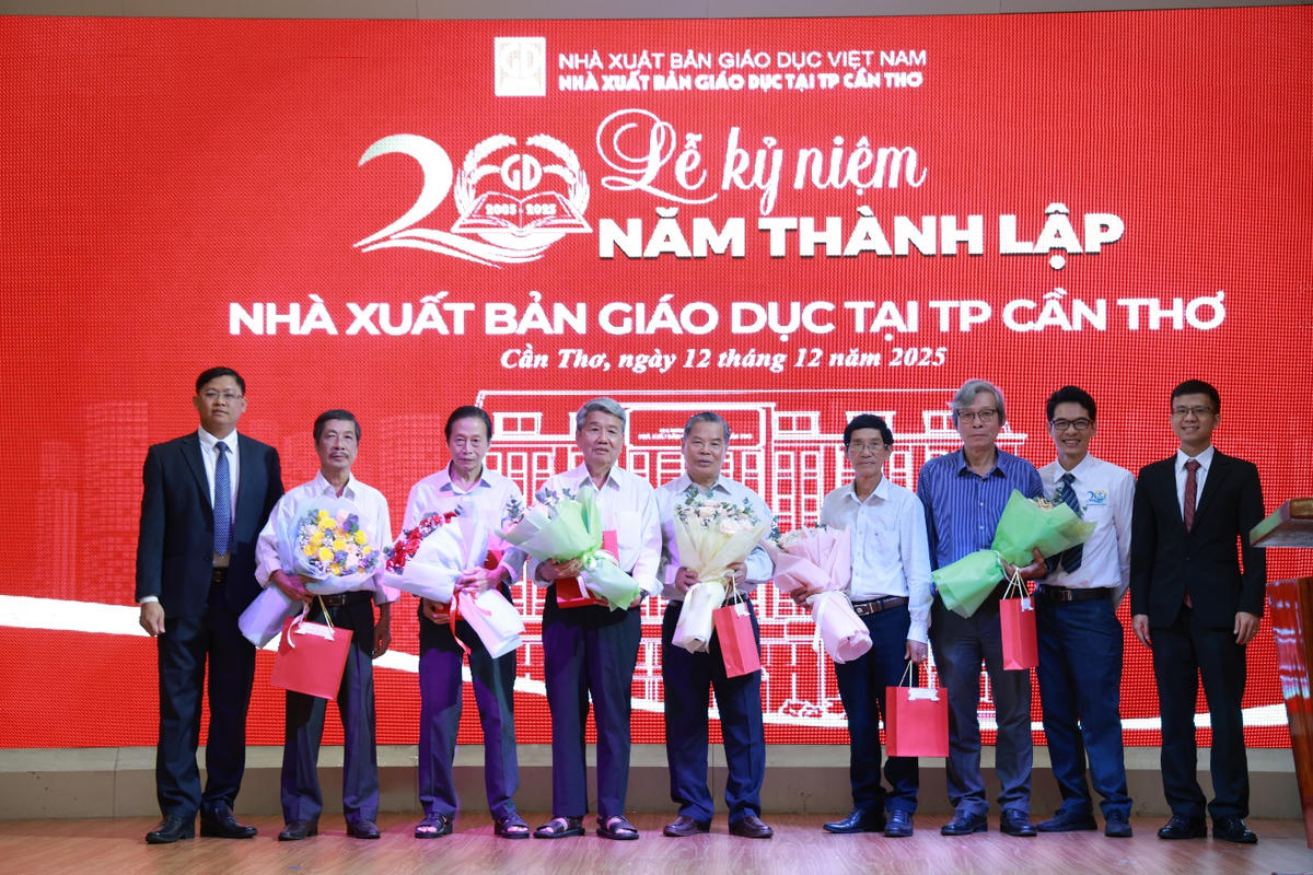 NXBGD tại TP.Cần Thơ tri ân những những cá nhân có đóng góp vào sự hình thành và phát triển của đơn vị