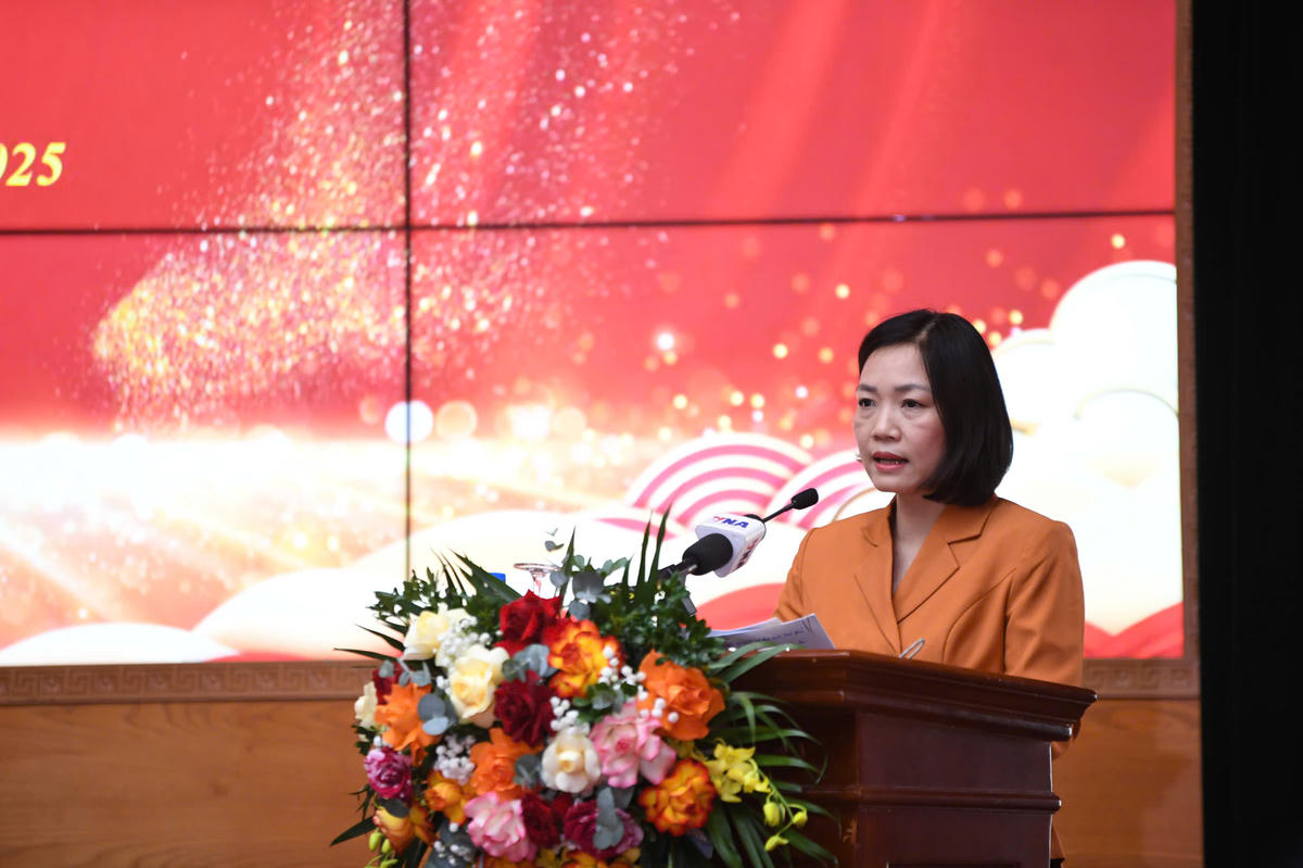 Phó Trưởng ban Thi đua - Khen thưởng Trung ương Đỗ Thúy Phượng báo cáo công tác tổ chức Đại hội. Ảnh: Phạm Sỹ