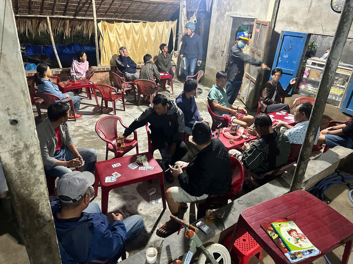 Công an phường Hội An Đông bắt các đối tượng đánh bạc trái phép. Ảnh: CV.