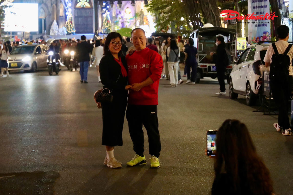 Chị Nguyễn Thu Hà (phường Cầu Giấy) chia sẻ: “Năm nào gia đình tôi cũng đến Nhà thờ Lớn vào đêm Giáng sinh. Không khí ở đây rất đặc biệt, vừa trang nghiêm, vừa náo nhiệt, mang lại cảm giác ấm áp giữa tiết trời lạnh cuối năm”.