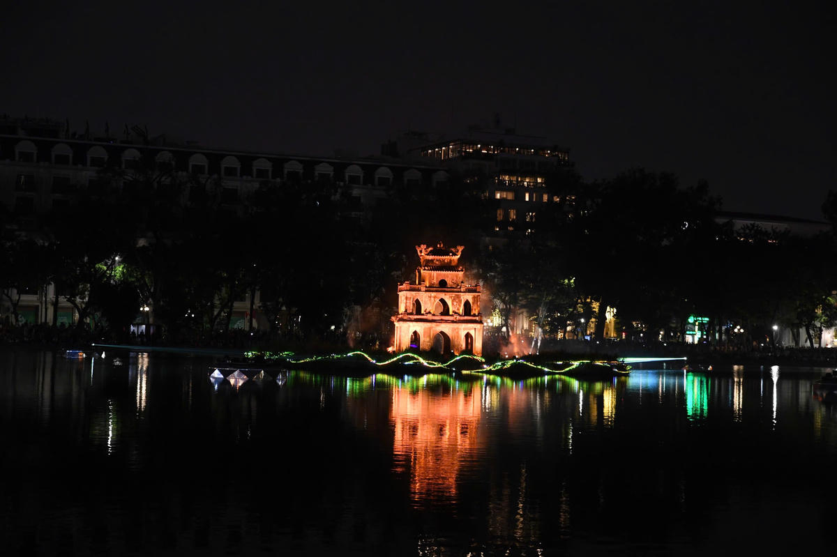 Ánh sáng được tính toán kỹ lưỡng về màu sắc và cường độ, bảo đảm sự hài hòa với cảnh quan lịch sử khu vực trung tâm Thủ đô. Ảnh: Phạm Sỹ.