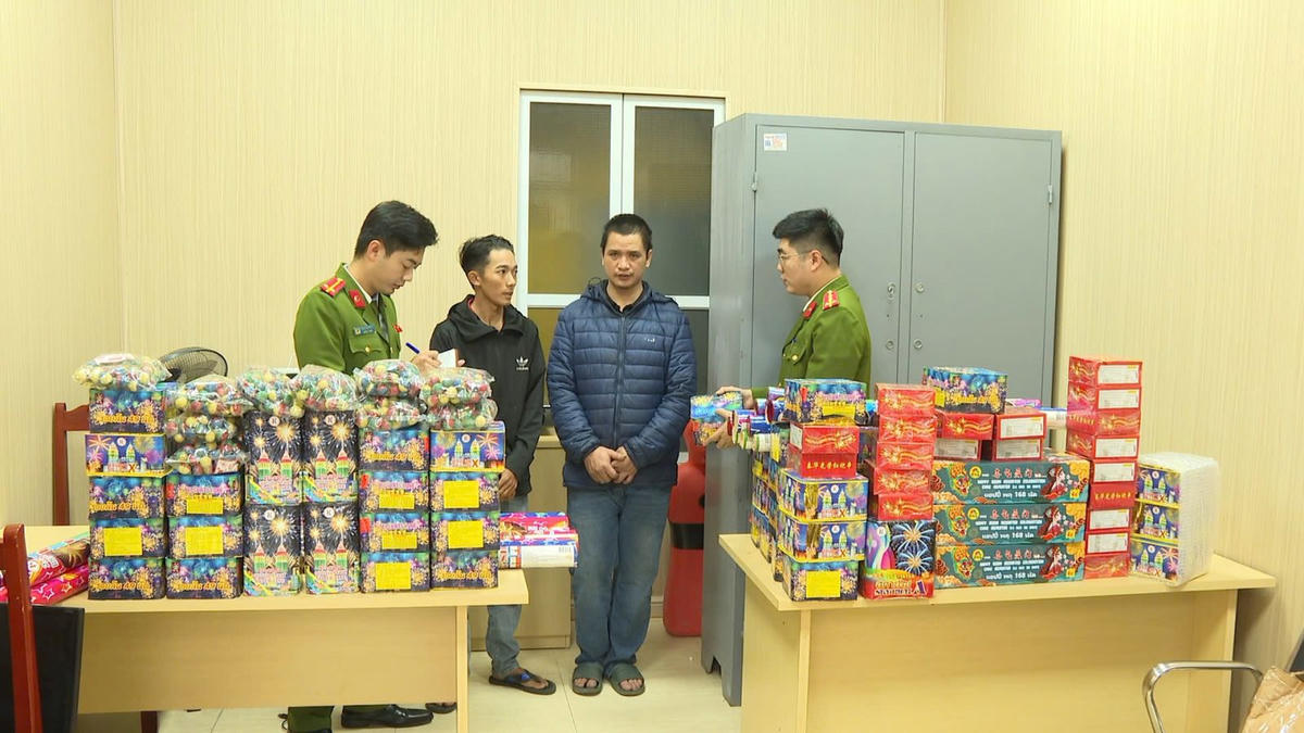 Khiêm và Giang tại cơ quan điều tra. Ảnh: CATH