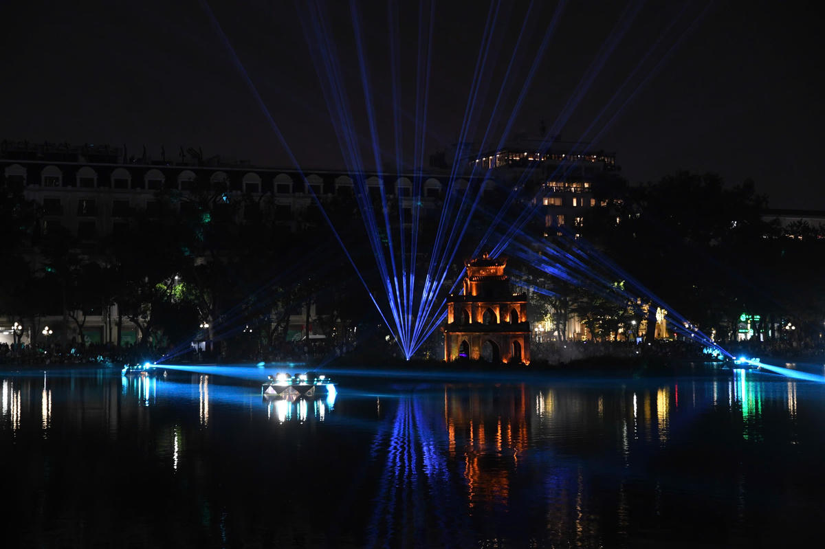 Tháp Rùa trở thành điểm nhấn thị giác, kết nối ký ức lịch sử với nhịp sống đương đại của Hà Nội. Ảnh: Phạm Sỹ.