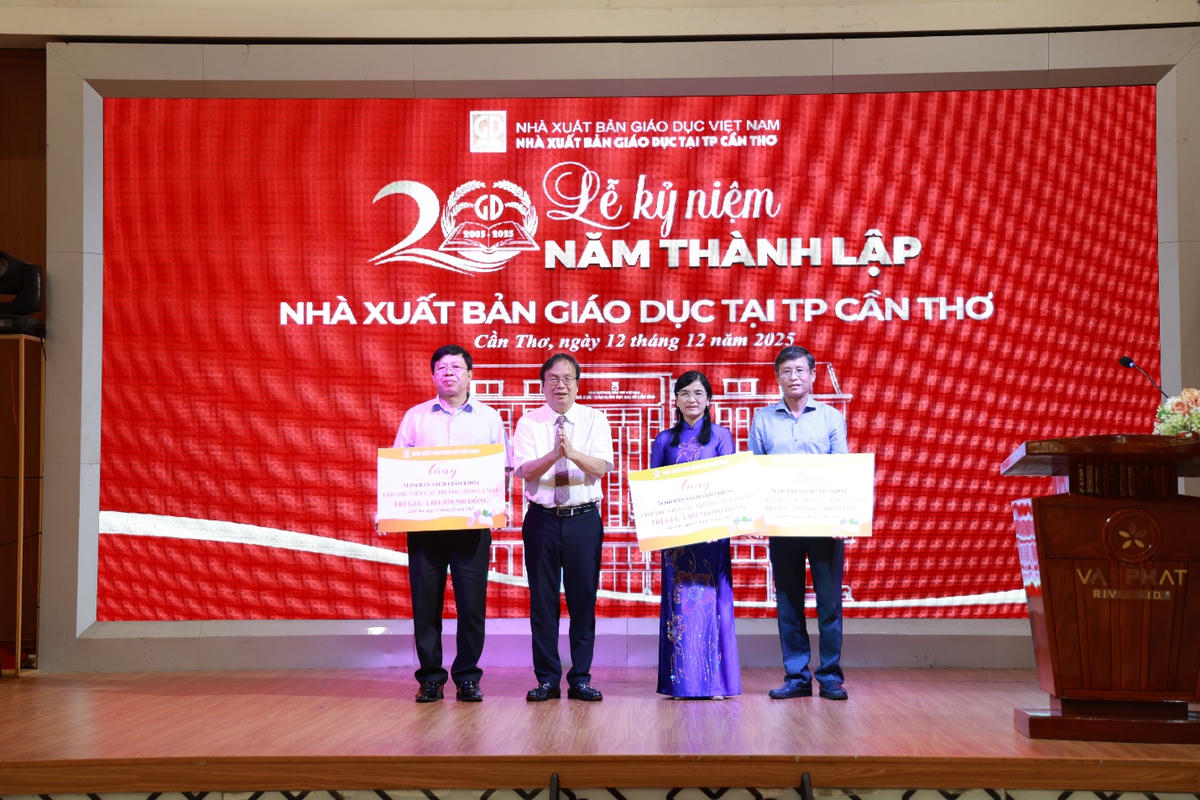 NXBGDVN trao tặng Tủ sách giáo khoa dùng chung cho 3 tỉnh/thành phố: Cần Thơ, An Giang và Cà Mau