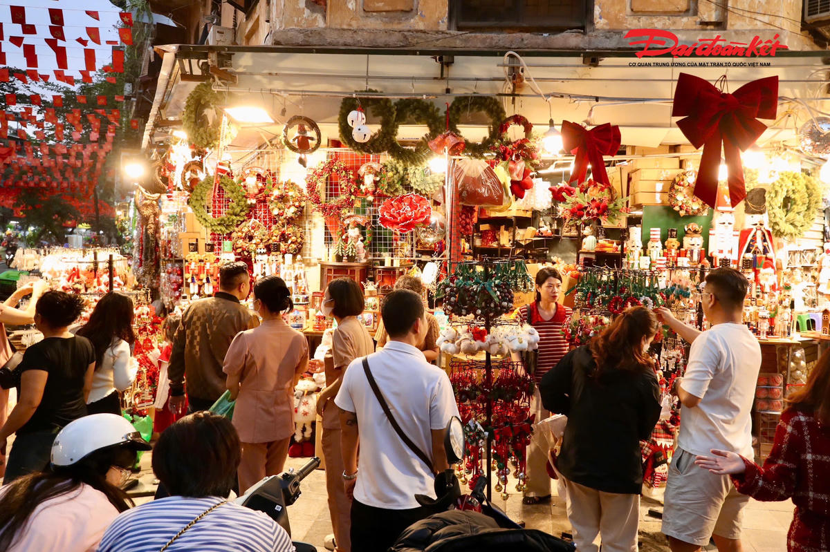 Còn tại phố Hàng Mã cũng thu hút đông đảo nhiều bạn trẻ ghé chơi trong đêm Giáng sinh.