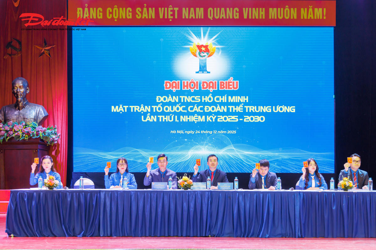 Đoàn Chủ tịch điều hành phiên thứ nhất của Đại hội.