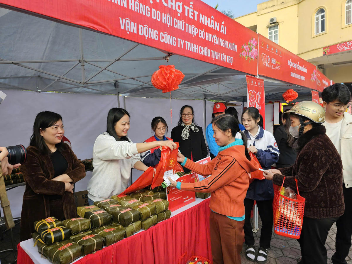 Hội chợ Tết Nhân ái&nbsp;Xuân Ất Tỵ năm 2025 được tổ chức tại Hà Tĩnh. Ảnh: Hồng Loan