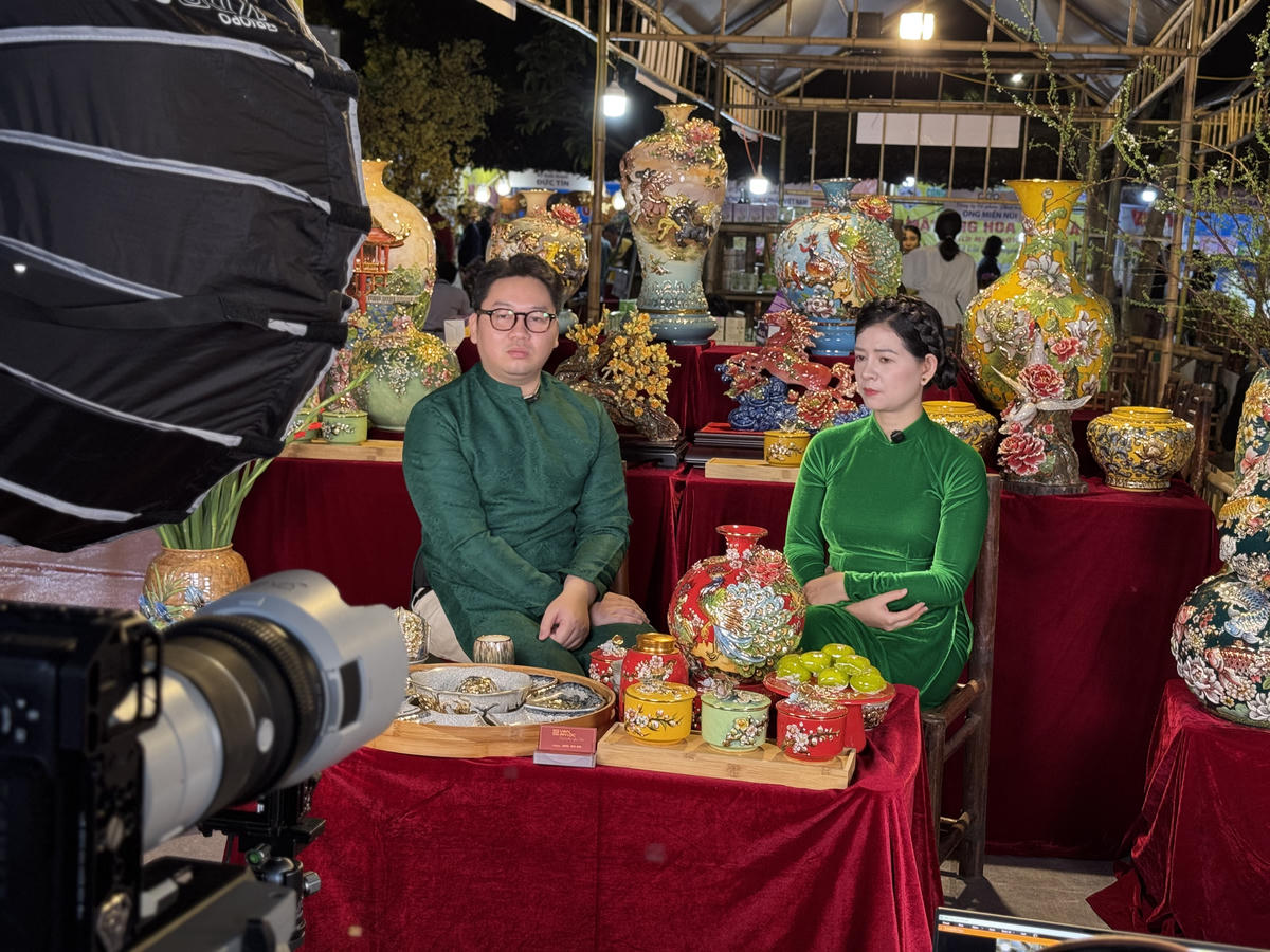 Phiên livestream của nghệ nhân Vũ Như Quỳnh - truyền nhân đời thứ 16 của dòng gốm gia đình tại làng gốm Bát Tràng. Ảnh: NN