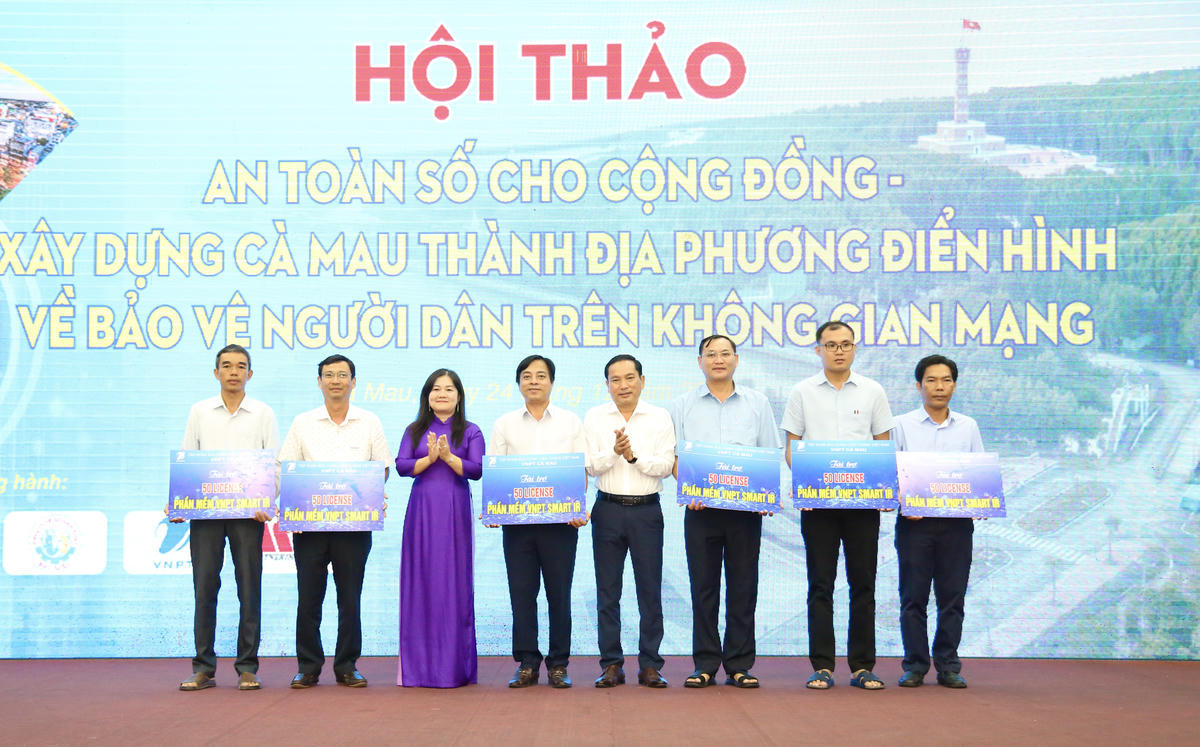 Phó Chủ tịch Uỷ ban MTTQ Việt Nam tỉnh Cà Mau Võ Thị Ngọc Hân cùng lãnh đạo Sở KH&amp;CN tặng 600 Chương trình duyệt virus cho các trường THPT trên địa bàn tỉnh. Ảnh: Thanh Tiến