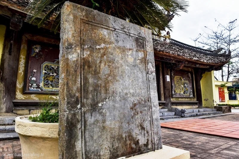 Hiện bên trong di tích vẫn còn tấm bia ghi danh 11 vị tiến sĩ của làng Nguyệt Viên đỗ đạt thời Phong kiến. Ảnh: Nguyễn Chung.