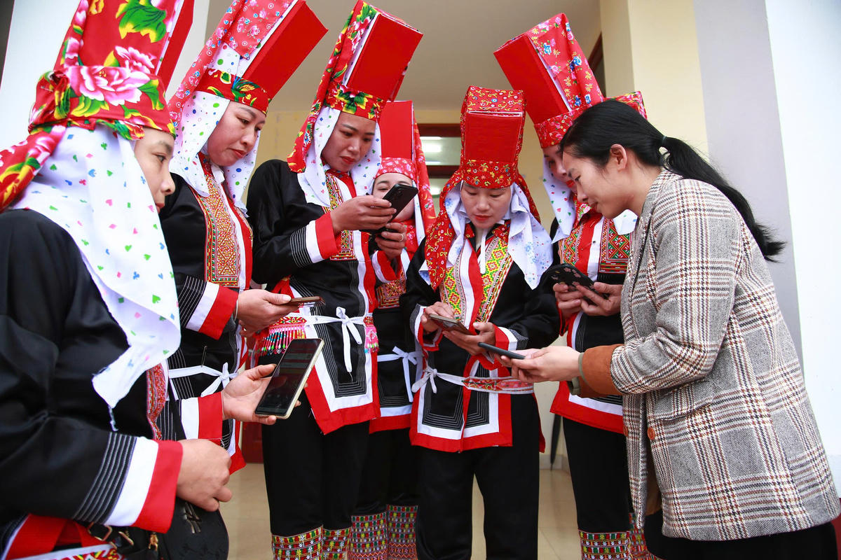 Từ khi cập nhật được thông tin về giảm nghèo đa chiều, giảm nghèo bền vững bà con DTTS ở Quảng Ninh có đời sống kinh tế ấm no hơn, đời sống văn hóa xã hội phong phú hơn. Ảnh: Nguyễn Quý