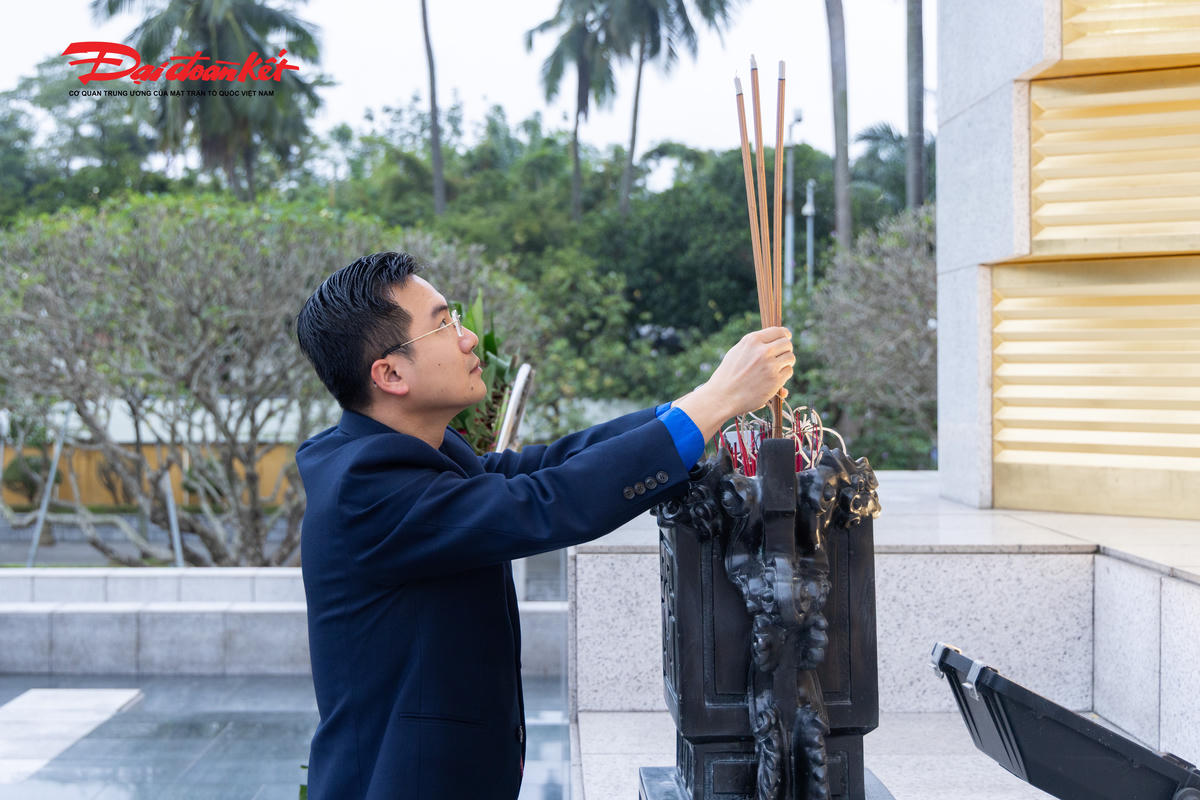Ủy viên Ban Chấp hành Trung ương Đoàn, Bí thư Đoàn Thanh niên Mặt trận Tổ quốc, các đoàn thể Trung ương Nguyễn Nhất Linh&nbsp;dâng hương tưởng nhớ các anh hùng liệt sĩ. 