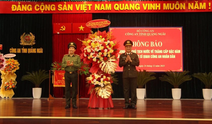 Thượng tướng Lê Văn Tuyến, Thứ trưởng Bộ Công an tặng hoa chúc mừng Thiếu tướng Hồ Song Ân, Giám đốc Công an tỉnh Quảng Ngãi được thăng hàm thiếu tướng. Ảnh: CV.