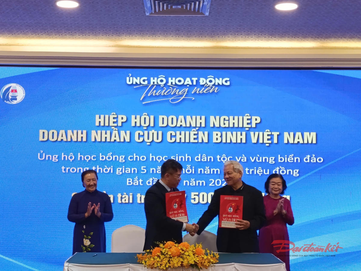 Nguyên Phó Chủ tịch nước Trương Mỹ Hoa chứng kiến Lễ ký kết&nbsp;tiếp nhận sự ủng hộ của các doanh nghiệp, các nhà hảo tâm dành cho Quỹ Học bổng Vừ A Dính và CLB “Vì Hoàng Sa - Trường Sa thân yêu”. Ảnh: Hồng Phúc.