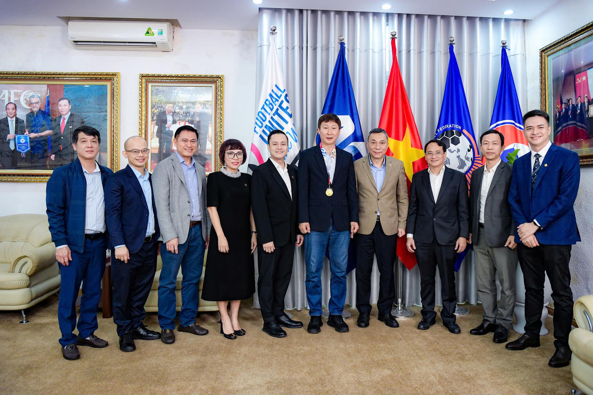 Lãnh đạo VFF, đại diện PNJ, báo Tuổi Trẻ và HLV Kim Sang Sik tại buổi trao thưởng tấm HCV bằng vàng 24K. Ảnh: Nam Trần.  
