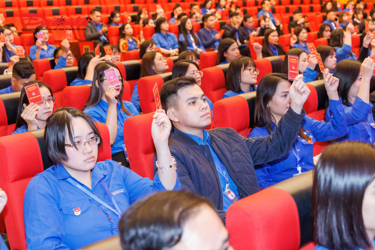 Các đại biểu biểu quyết các nội dung của Đại hội.