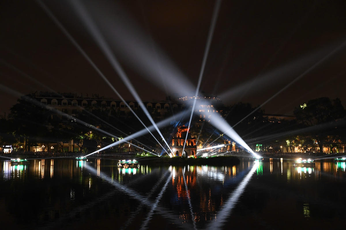 Tháp Rùa nổi bật giữa mặt nước Hồ Gươm khi được khoác lên lớp ánh sáng nghệ thuật lung linh trong đêm Giáng sinh. Ảnh: Phạm Sỹ.