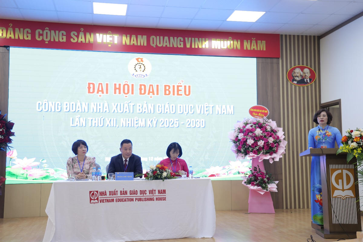 Đồng chí Đặng Hoàng Anh - Phó Chủ tịch Công đoàn Giáo dục Việt Nam phát biểu chỉ đạo tại Đại hội