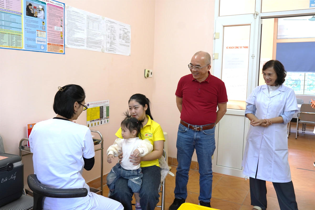 Tiến sĩ Vũ Quyết Thắng, Giám đốc CDC Quảng Ninh giám sát tiêm chủng tại trạm y tế Bãi Cháy. Ảnh: CDC Quảng Ninh.