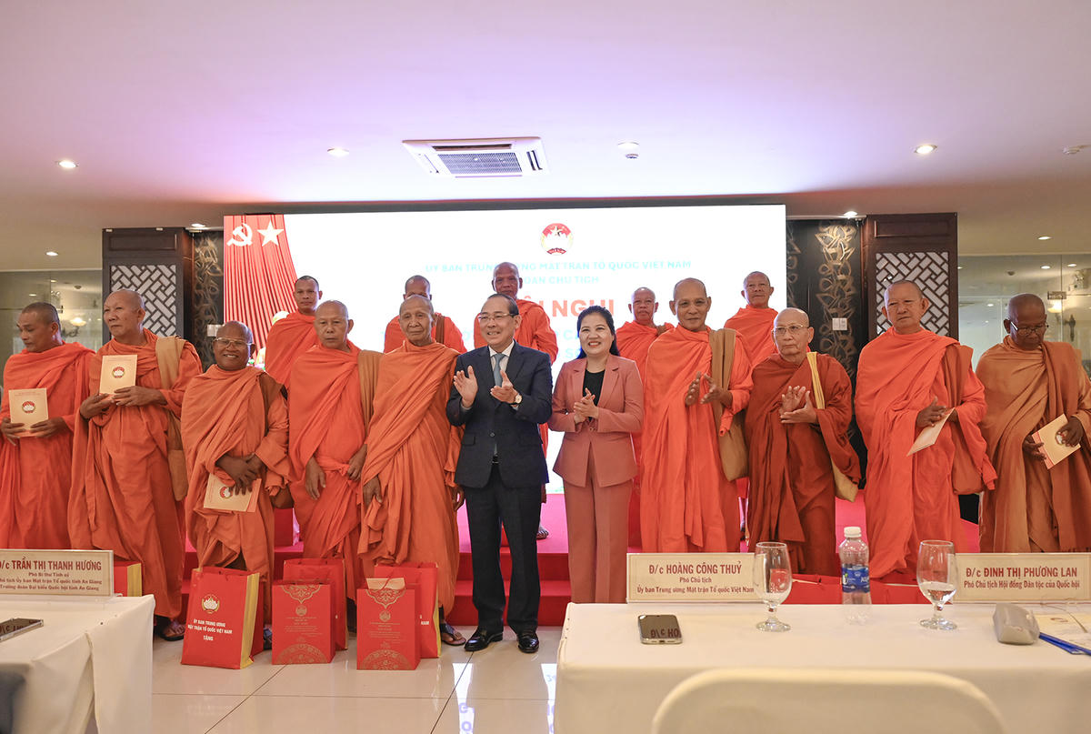 Phó Chủ tịch Ủy ban Trung ương MTTQ Việt Nam Hoàng Công Thủy và Phó Chủ tịch Hội đồng Dân tộc của Quốc hội Đinh Thị Phương Lan tặng quà cho đại biểu tham dự hội nghị. Ảnh Nguyễn Minh.