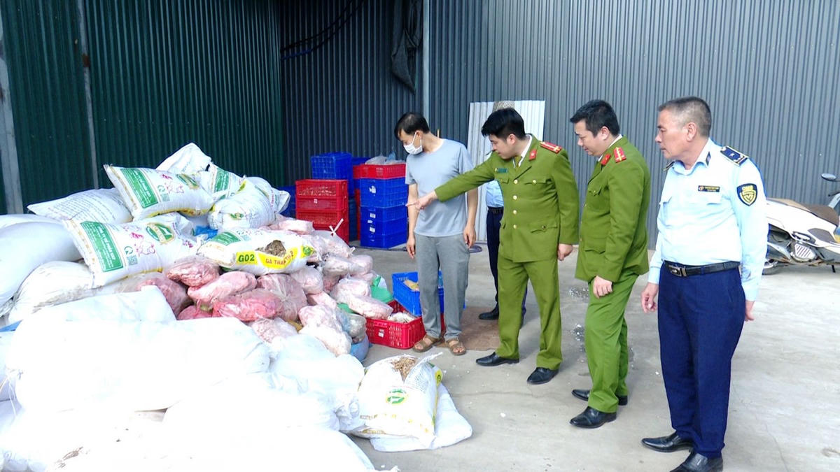 Hơn 2 tấn mỡ, bì lợn đã bốc mùi ôi thiu được phát hiện tại cơ sở của anh Phan Thanh Tùng. Ảnh: CANB