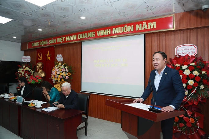 Ủy viên Ban chấp hành Hội Nguyễn Xuân Khánh tham luận tại Đại hội. Ảnh Nguyễn Hùng.