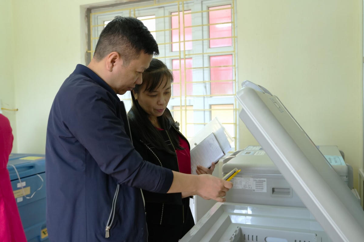 Đoàn công tác của CDC Quảng Ninh thực hiện giám sát, hỗ trợ chuyên môn tại các trạm y tế xã, phường, đặc khu. Trong đó&nbsp;tập trung kiểm tra, hướng dẫn và hỗ trợ vận hành, bảo dưỡng và quản lý buồng lạnh, tủ lạnh bảo quản vaccine theo đúng quy định của Bộ Y tế. Ảnh: CDC Quảng Ninh.