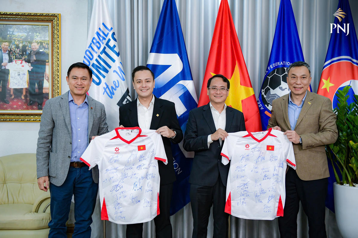 Chủ tịch VFF Trần Quốc Tuấn và Phó chủ tịch VFF Trần Anh Tú tặng áo đấu của đội tuyển Việt Nam cho đại diện PNJ và báo Tuổi Trẻ. Ảnh: Nam Trần.