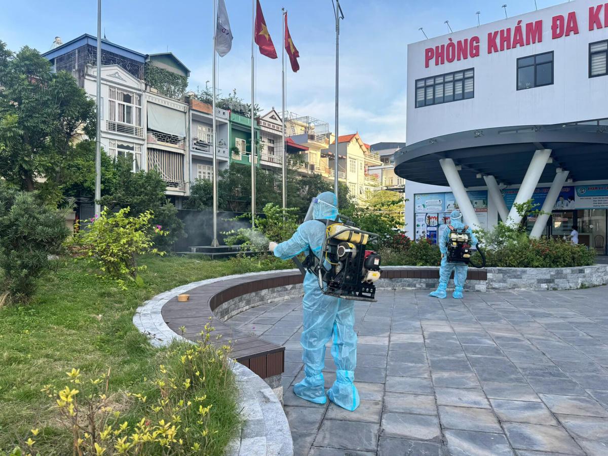 Học viên&nbsp;trong khóa tập huấn thực hành phun mù. Ảnh: CDC Quảng Ninh.