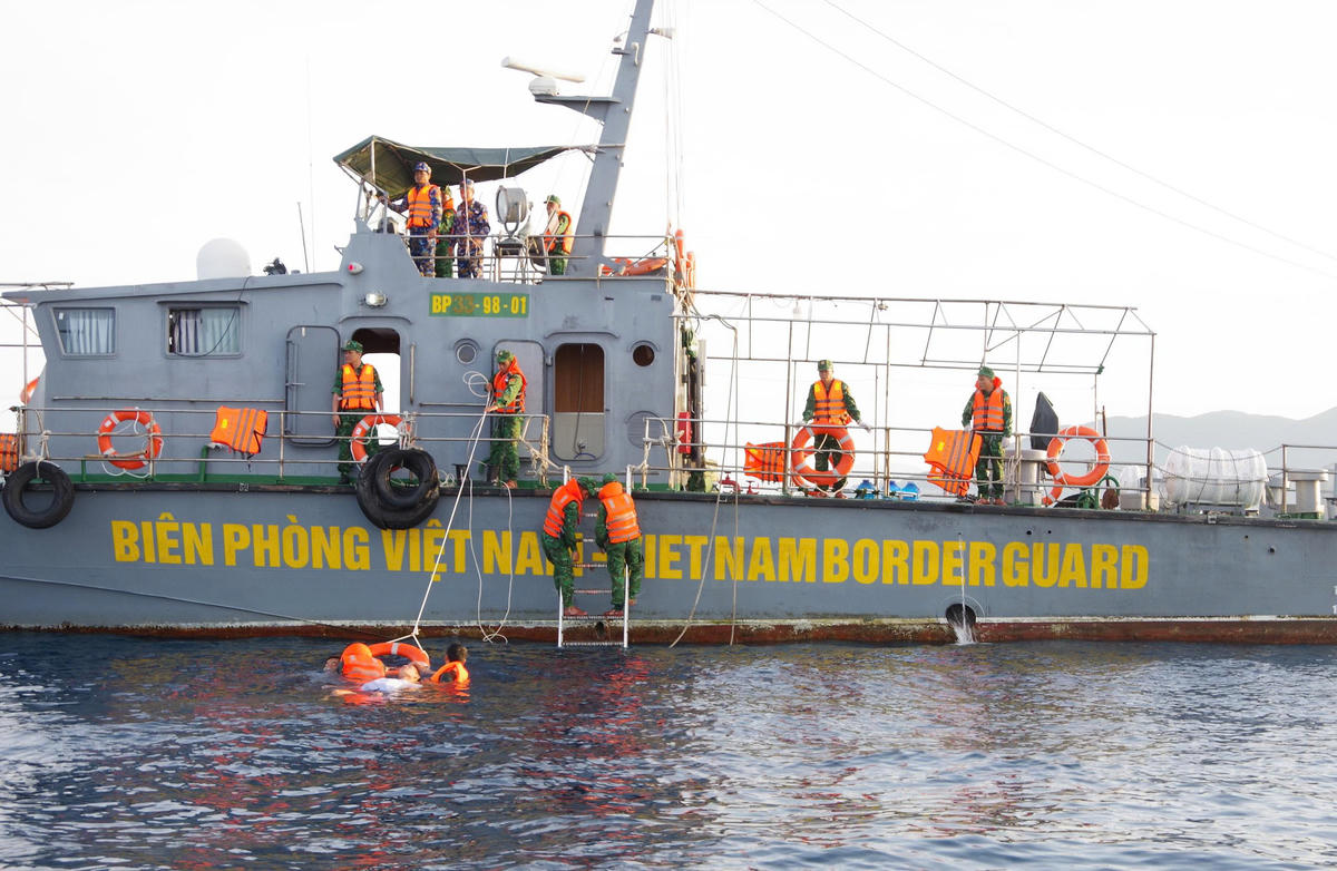 BĐBP Khánh Hòa thường xuyên luyện tập các phương án cứu hộ cứu nạn trên biễn sẵn sáng ứng cứu khi có vụ việc xảy ra. Ảnh: Văn Tân.