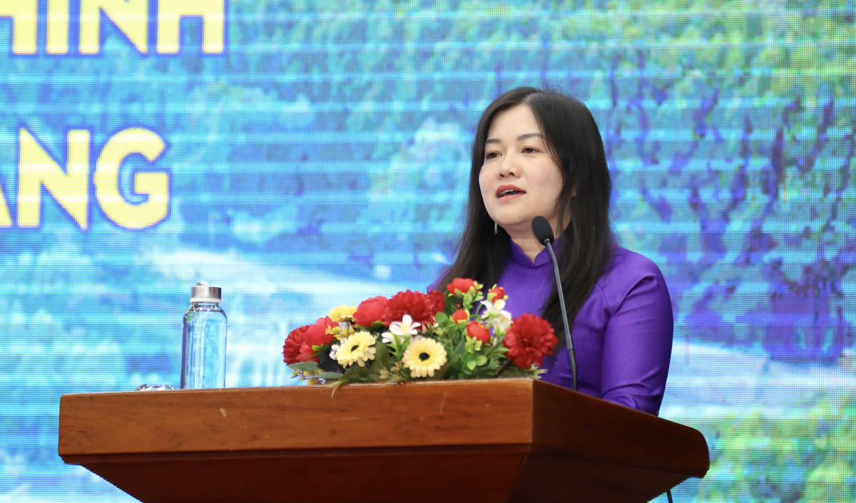 Phó chủ tịch Ủy ban MTTQ Việt Nam tỉnh Cà Mau Võ Thị Ngọc Hân phát biểu tại Hội thảo. Ảnh: Nguyên Du