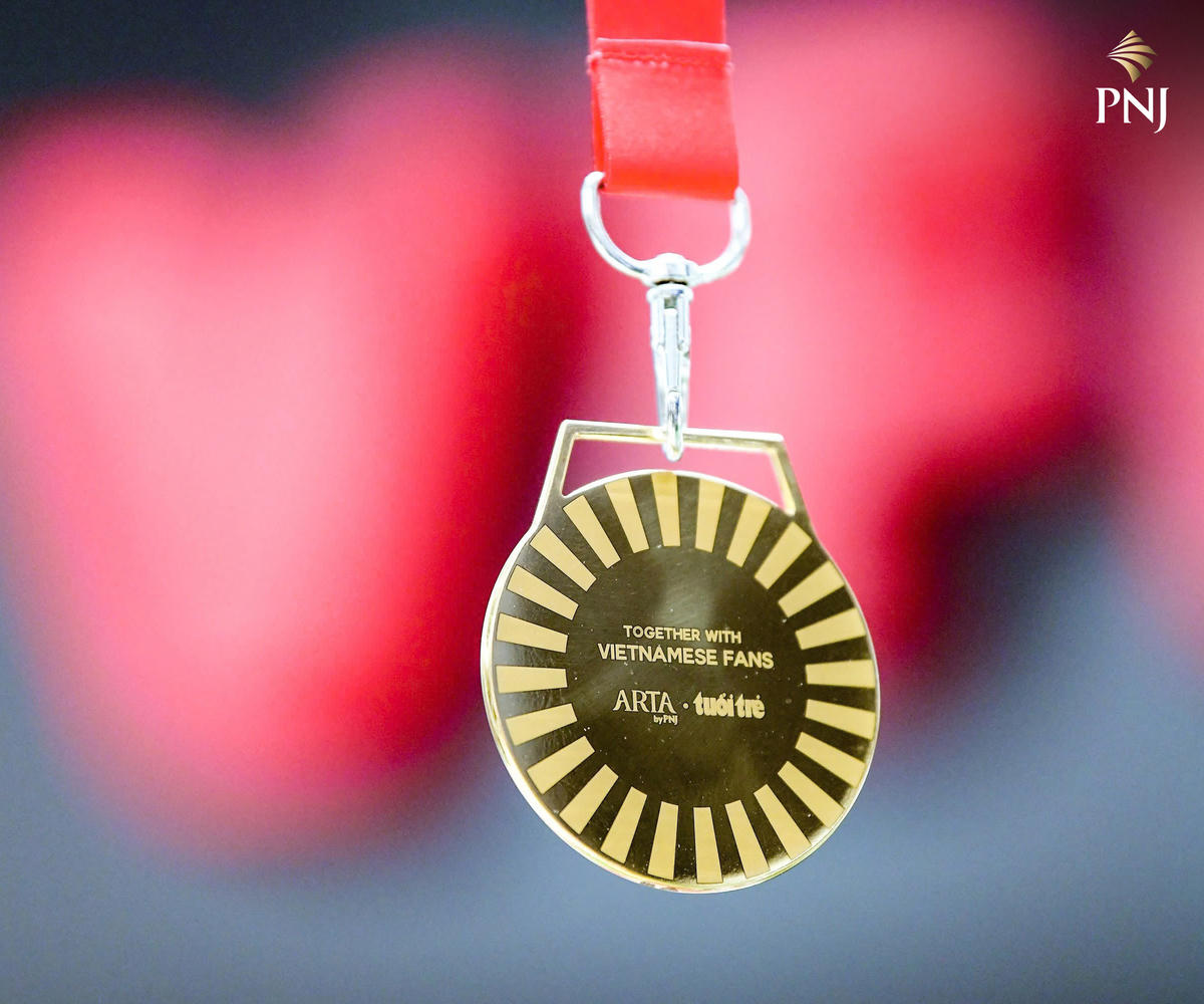Đây là chiếc Huy chương Vàng 33 chỉ vàng 24K độc bản từ nhãn hàng ARTA by PNJ. Ảnh: Nam Trần.