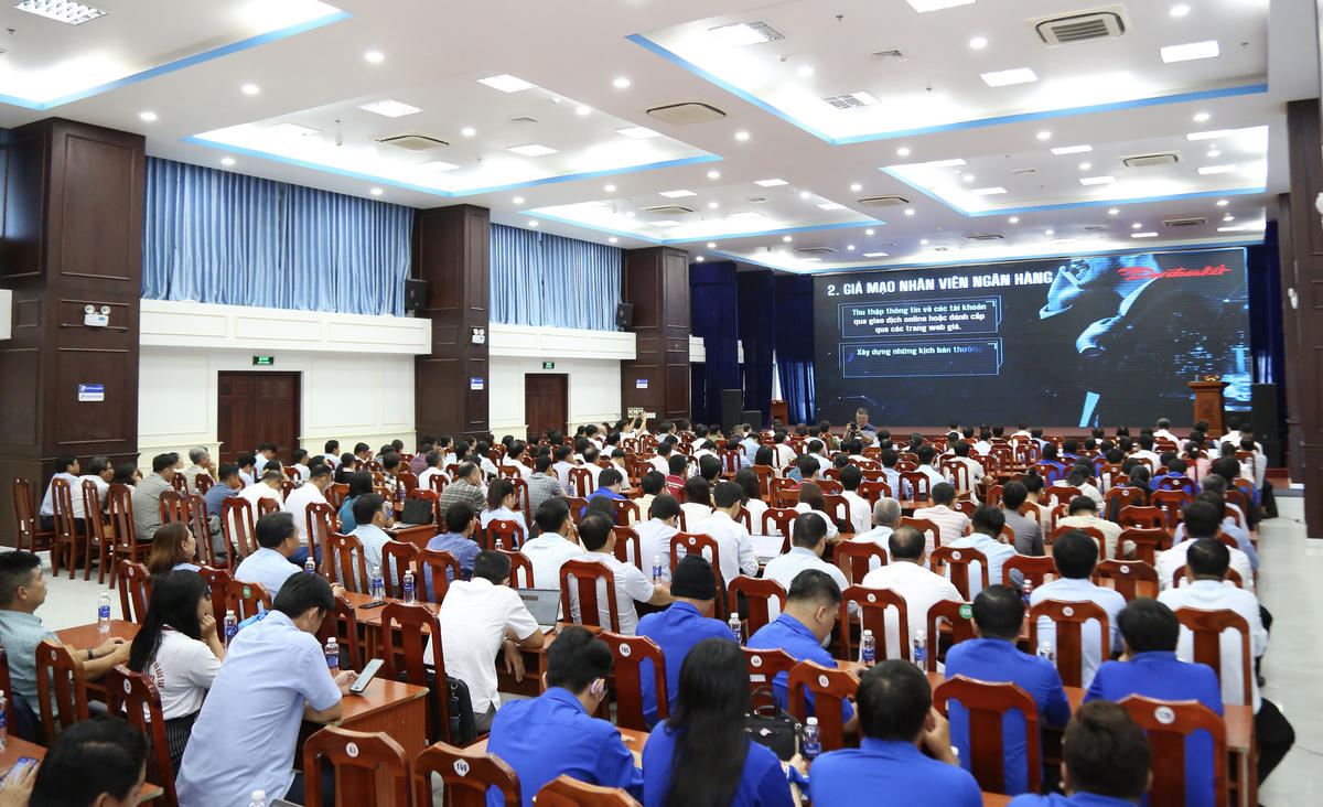 Hội thảo có khoảng 200 đại biểu tham dự. Ảnh: Thanh Tiến