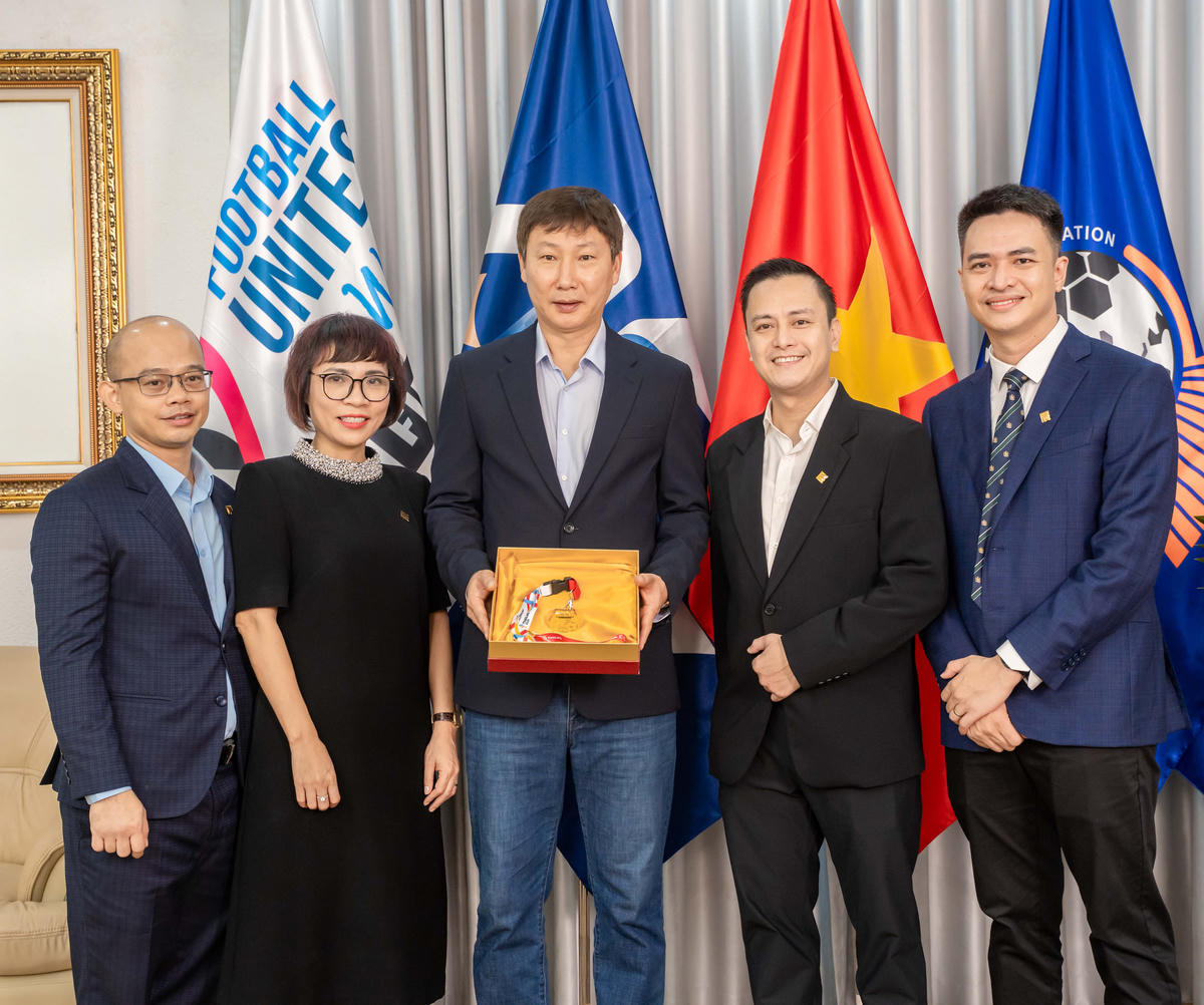 Đại diện PNJ và nhãn hàng ARTA by PNJ cùng HLV Kim Sang Sik chụp ảnh với tặng phẩm độc bản ý nghĩa. Ảnh: Nam Trần.