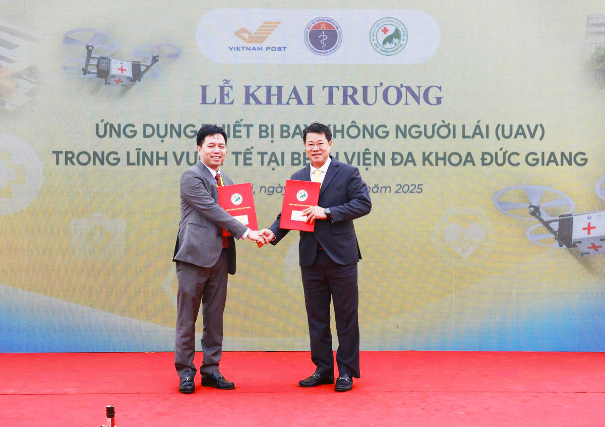 Lãnh đạo Bệnh viện Đa khoa Đức Giang và Tổng công ty Bưu điện Việt Nam trao Thỏa thuận hợp tác.