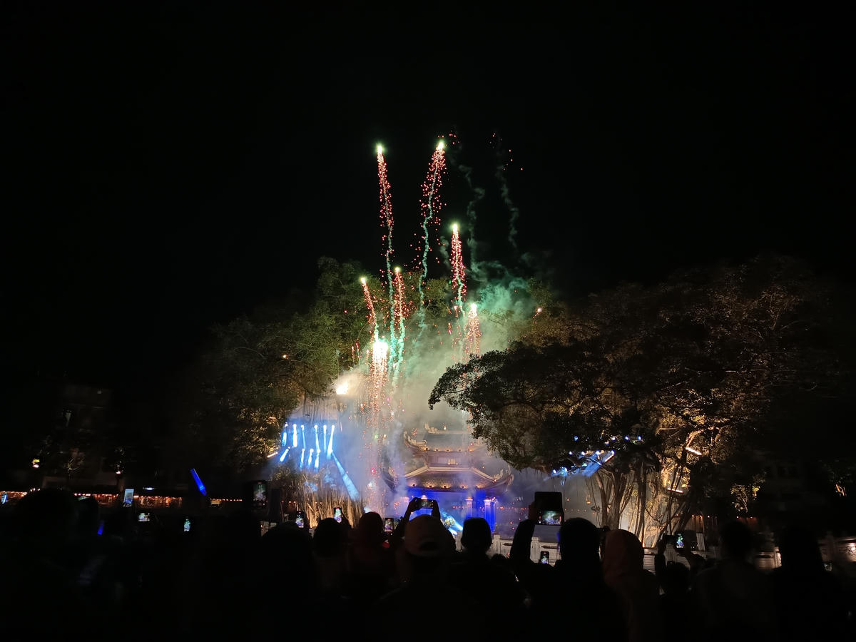 Trình diễn âm nhạc điện tử, kết hợp với những màn pháo hoa. Ảnh: Phạm Sỹ..