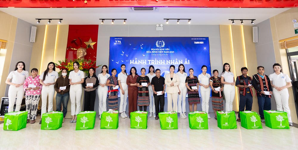 Thí sinh Hoa hậu Sinh viên Hòa bình Việt Nam đã trao hơn 300 phần quà ý nghĩa đến các hộ gia đình có hoàn cảnh khó khăn tại xã Tây Giang (TP. Đà Nẵng). Ảnh: BTC