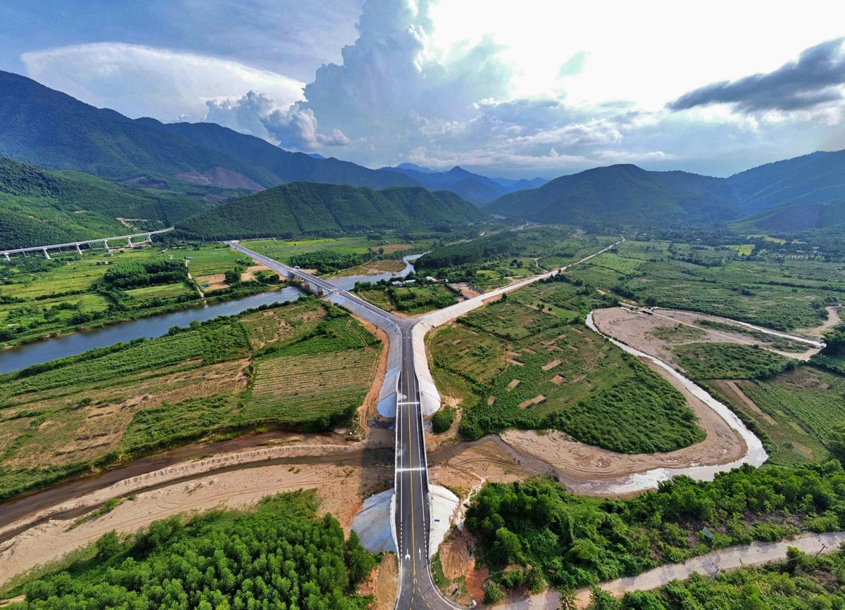 Tuyến đường ĐT601 đến thôn Lộc Mỹ kết nối miền núi Đà Nẵng. Ảnh: Xuân Sơn.