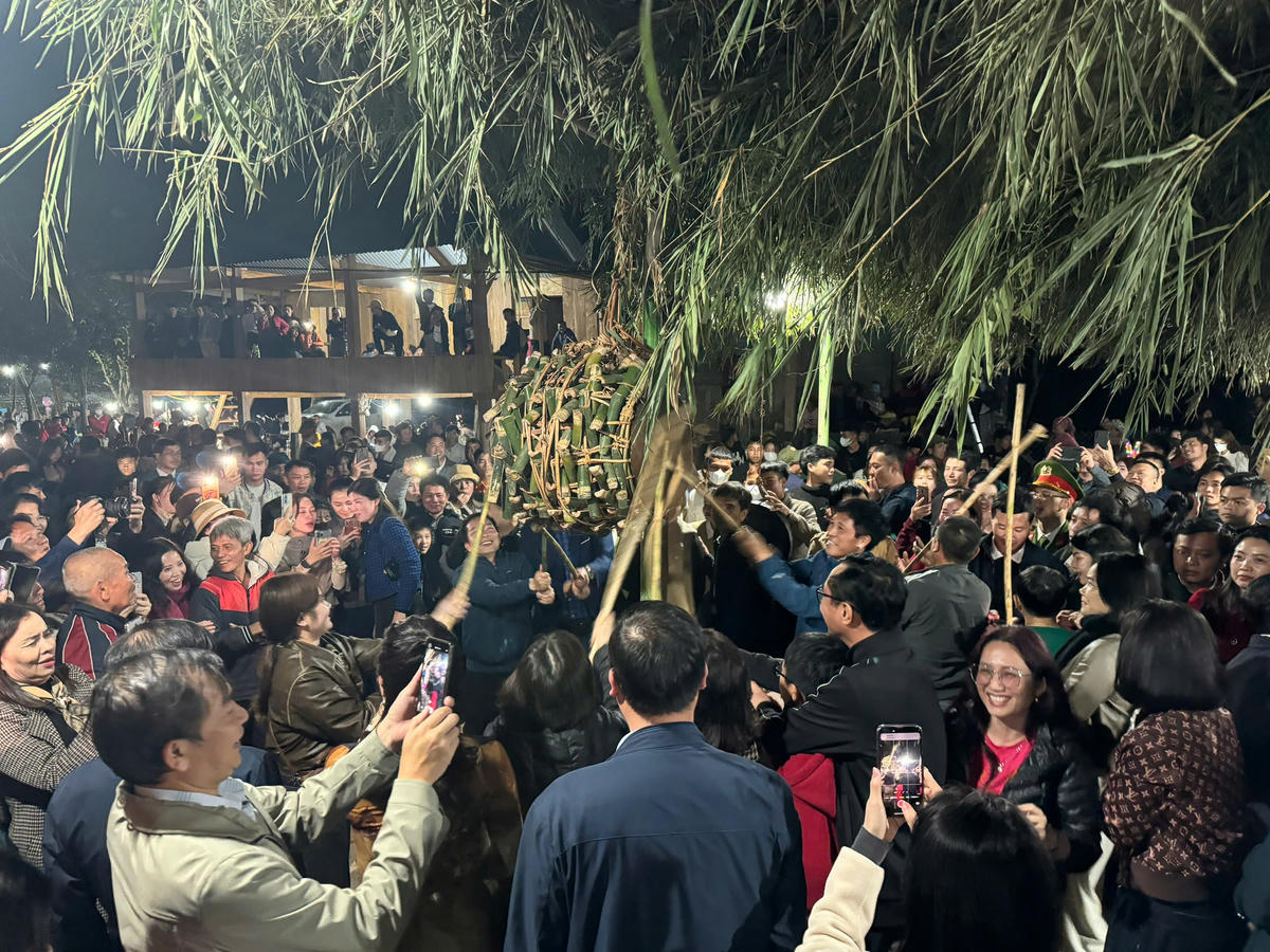 Giảm nghèo thông tin giúp người dân phát triển, quảng bá văn hoá - du lịch. (Trong ảnh, người dân tham gia Lễ hội Đập trống của người Ma Coong).