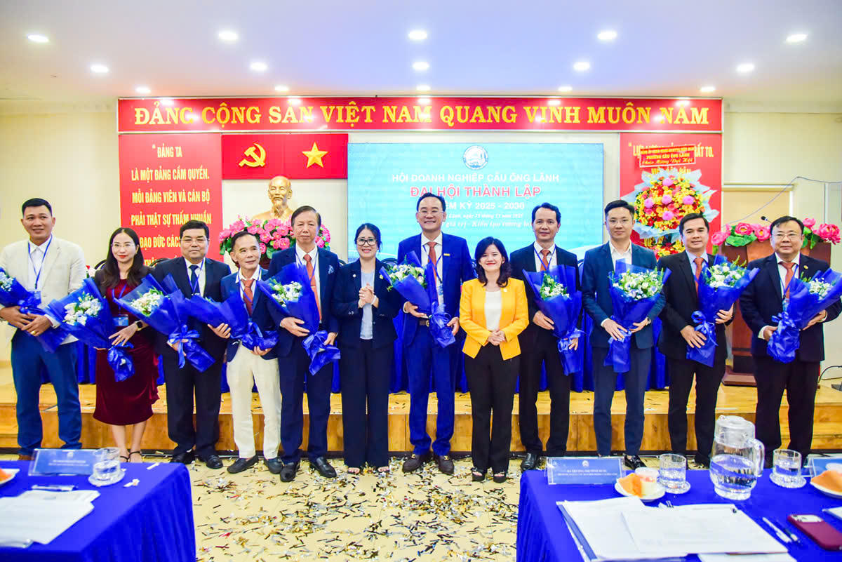 Ra mắt Ban chấp hành Hội Doanh nghiệp Cầu Ông Lãnh. Ảnh: H.L