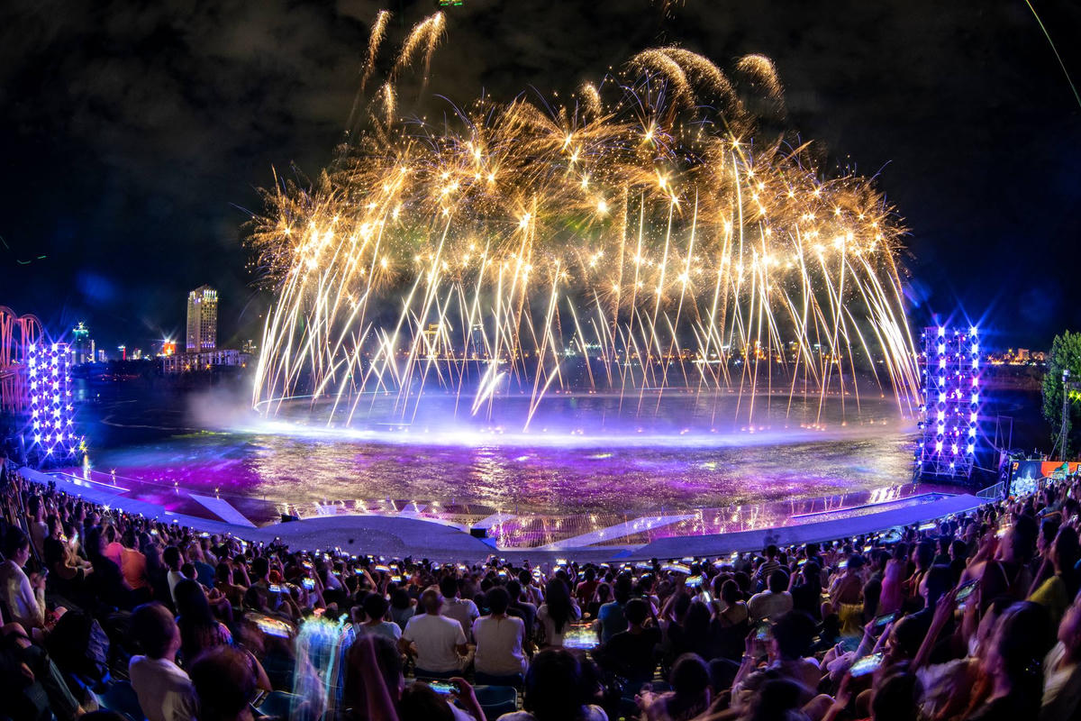 Sản phẩm du lịch kết hợp văn hóa và thể thao trong show diễn "Symphony of River" (Bản giao hưởng bên sông) cùng với biểu diễn Jetski, Flyboard, bắn pháo hoa tại Danang Downtown. Ảnh: Nguyễn Tú.&nbsp;