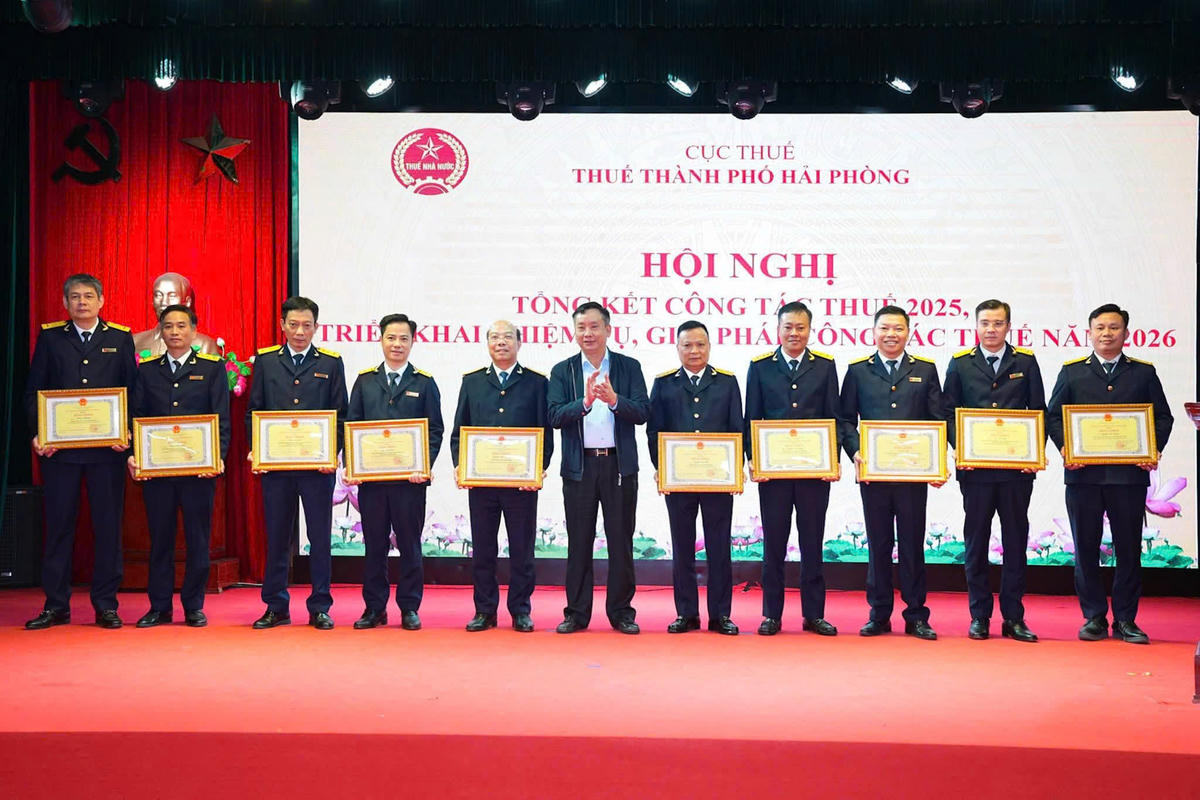 Các ập thể và cá nhân thuộc Thuế thành phố Hải Phòng có thành tích tiêu biểu, xuất sắc trong công tác năm 2025 được tặng Bằng khen của Chủ tịch UBND TP Hải Phòng. Ảnh: ĐT.&nbsp;
