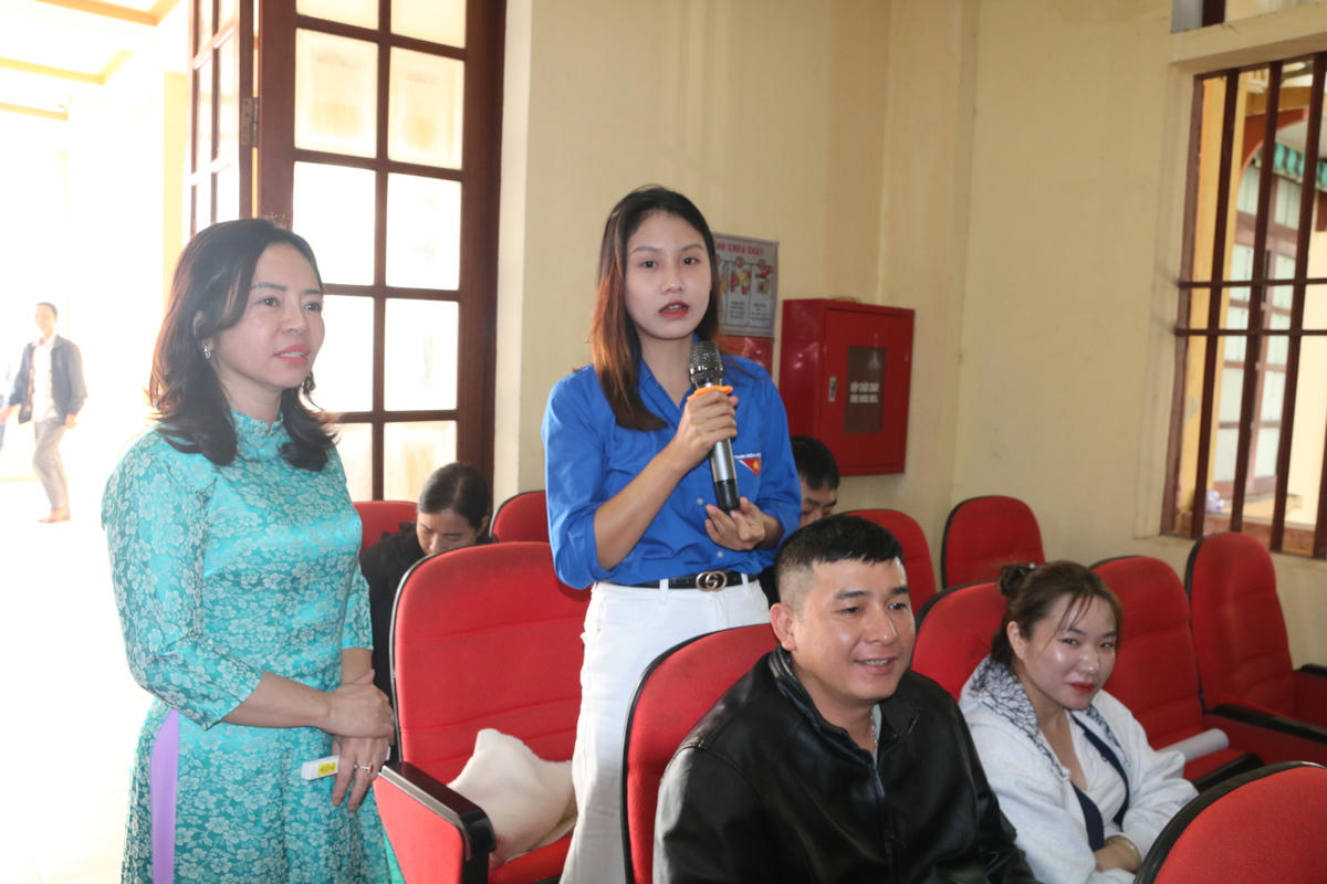 Bên cạnh đó, hội nghị cũng hướng dẫn cách tổ chức các buổi tuyên truyền tại thôn, xóm và lồng ghép nội dung truyền thông giảm nghèo vào sinh hoạt cộng đồng.&nbsp;Ảnh: thieutoan.thanhhoa.gov.vn