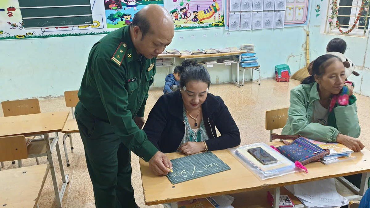 Niềm vui của thầy Pó là học viên tự viết trọn tên mình. Ảnh: NVCC